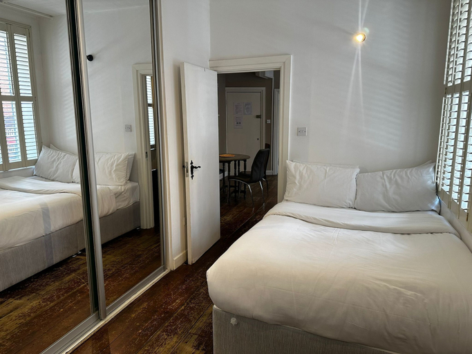 Room 2, Temple Bar Alley Apartments, Dublin