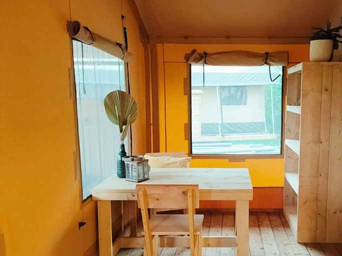 Dining 3, Holiday Home in Noord-scharwoude With Wi-fi, Langedijk