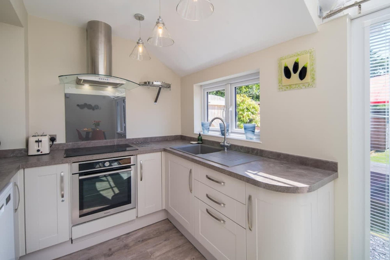Room 3, Skysail Stylish Accessible One Bedroom Apartment, Isle of Wight