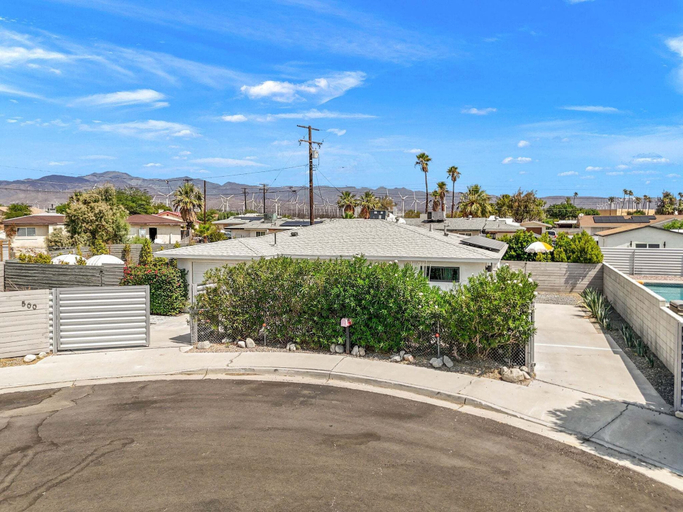 Property grounds 4, Celebrate Your Next Getaway at This Vibrant 3bd/2ba Palm Springs Retreat, Riverside