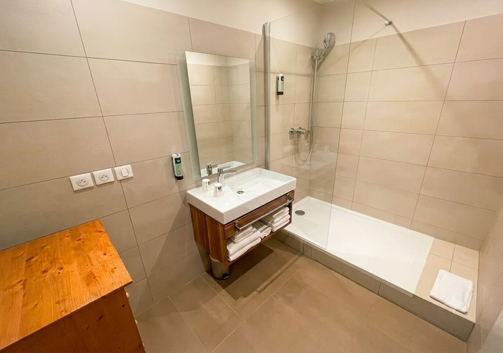 Bathroom 5, Logis Hôtel du Château - Combourg, Proche Saint-Malo, Ille-et-Vilaine