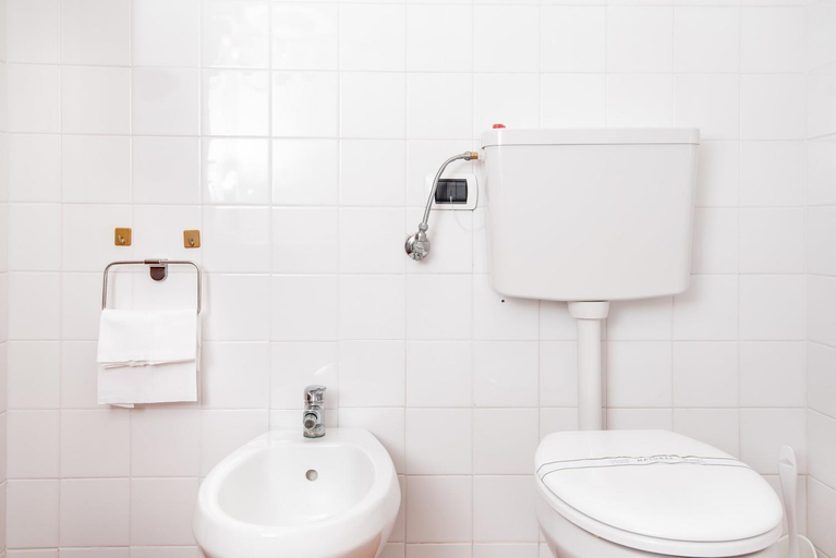 Bathroom 2, Apartments 4 beds, ground floor with private outdoor area, in Residence with swimming-pool, Livorno