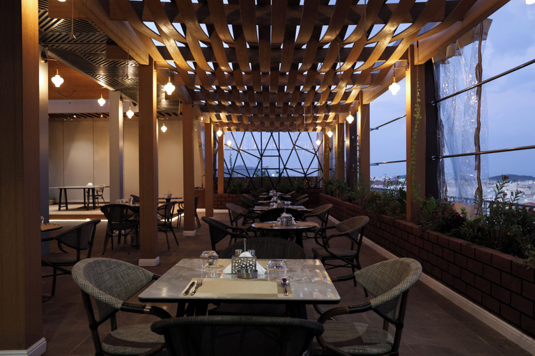 Outdoor dining, Al Masa Al Taj Hotel Apartments