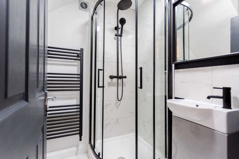 Room 5, Ashton Luxury Getaway Sleeps 14 With 2 Free Parking Space, Tameside