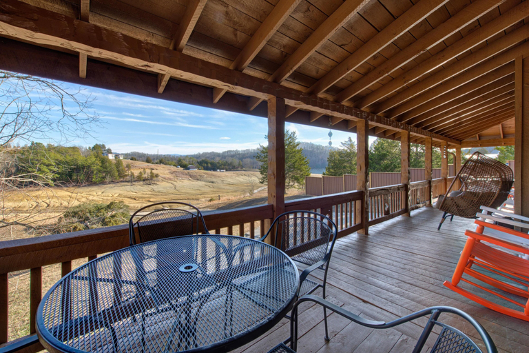 Outdoor dining 3, Mountain Grace Lake Retreat, Jefferson