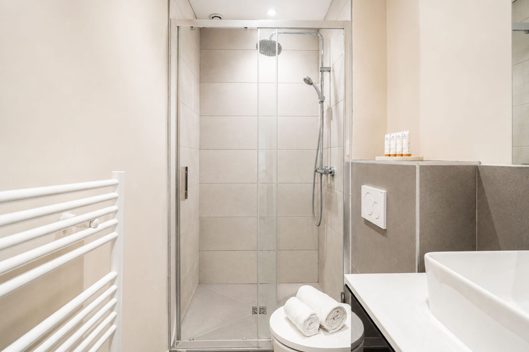 Bathroom 4, 1522 Niel, Paris