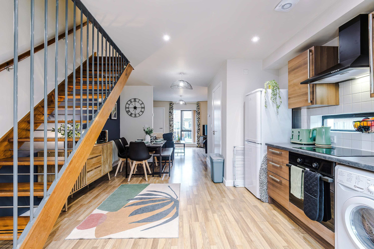 Room 5, Modern 2 Bed Manchester Stay With Parking Garden, Manchester