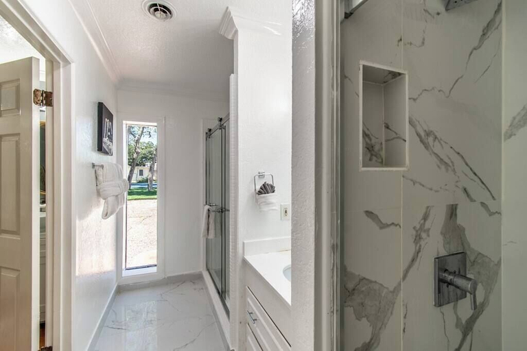 Bathroom 2, Ocean View + Poolside Opulence Tennis, Nueces