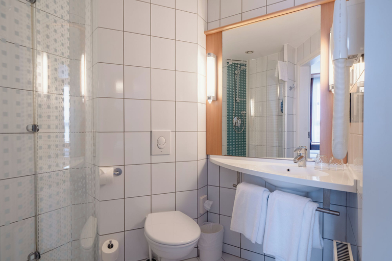 Bathroom 5, ibis Kaunas Centre, Kauno