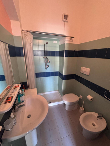 Bathroom 5, Ostello Novello, Lecce