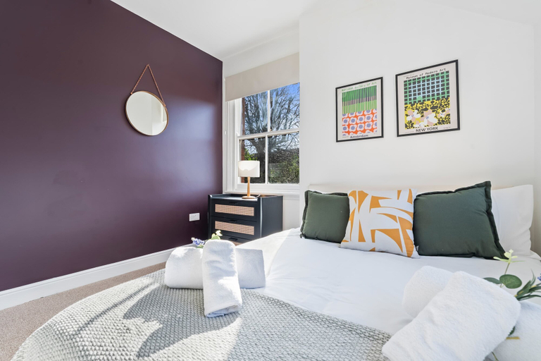 Room 3, Beautiful Large Home in Cradley Heath Sleeps 8, Dudley