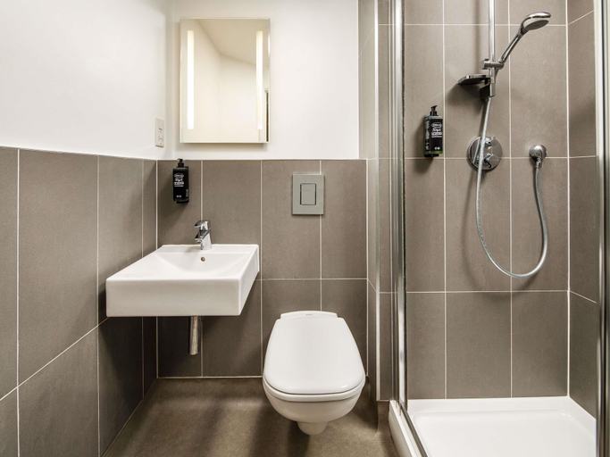 Bathroom 4, ibis budget Leicester, Leicestershire