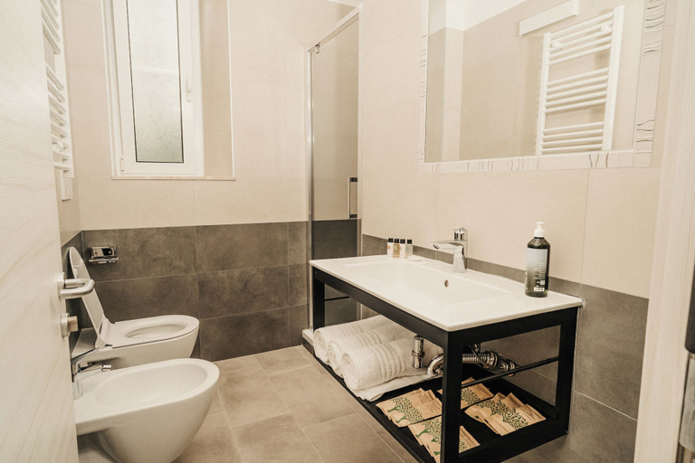 Bathroom 2, Hotel Mediterraneo, Rome