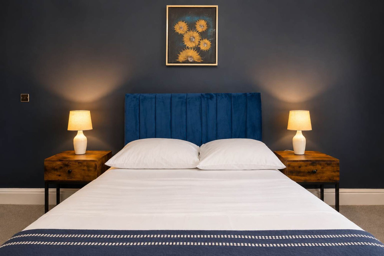 Room 4, Brighton Sleeps 13 Beach Walk Hove Centre, Brighton and Hove