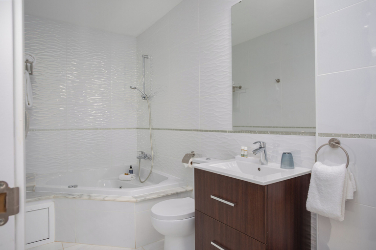 Bathroom 3, Marivent Apartments by Brava Hoteles, Girona