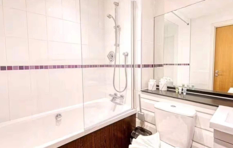 Bathroom, Apartment Sleeps 7 with Wifi, Birmingham