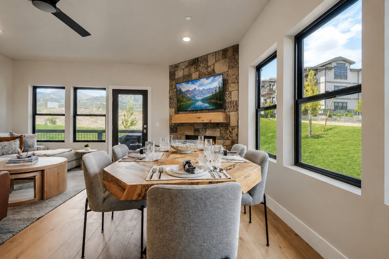 Dining 4, Luxury New Build W Ski Storage Fire Pit Bbq 1122 Voss 3 Bedroom Condo, Wasatch