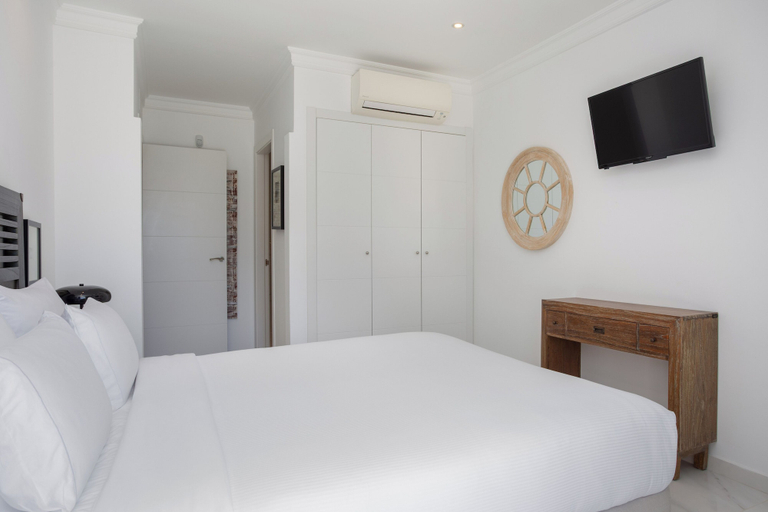 Bedroom 2, Marivent Apartments by Brava Hoteles, Girona