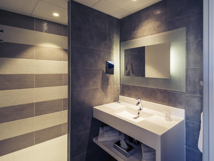 Bathroom 4, Mercure Cherbourg Centre Port hotel, Manche