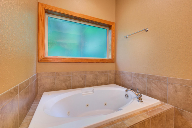 Bathroom 3, Golden Oak Lodge, Sevier