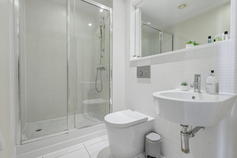 Bathroom, Cosy Studio Apartment in Canary Wharf, London