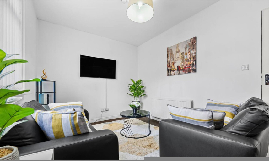 Room 3, Modern Leeds Studio Retreat Sleeps 2 Street Parking, Leeds