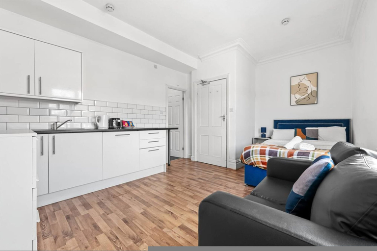 Room 5, Modern Leeds Studio Retreat Sleeps 2 Street Parking, Leeds