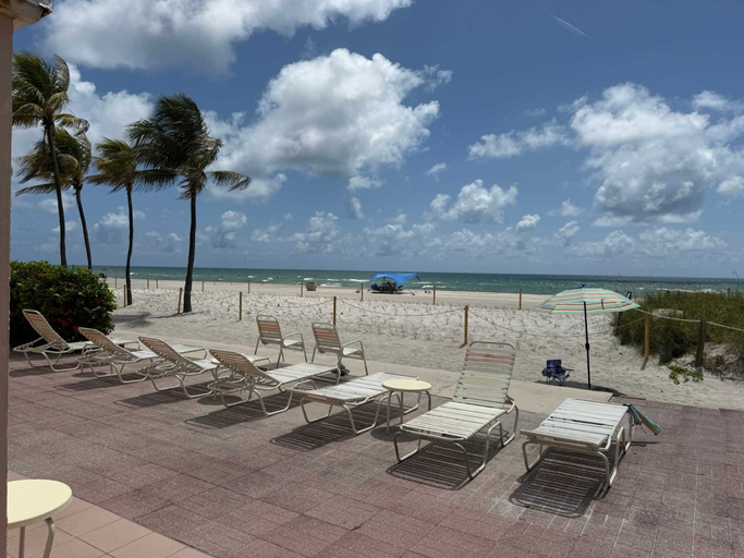 Room 5, Oceanfront Hidden Gem in Hollywood Beach, Broward