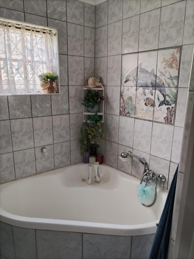 Bathroom 4, Anchors Aweigh, Ugu
