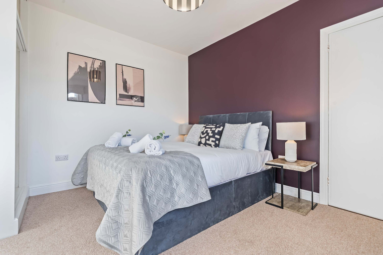 Room 5, Beautiful Large Home in Cradley Heath Sleeps 8, Dudley