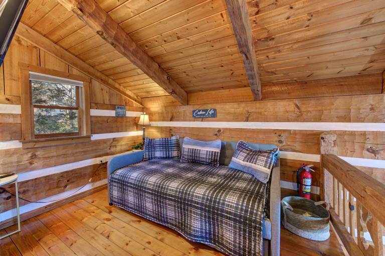 Interior 2, Mountain Grace Lake Retreat, Jefferson
