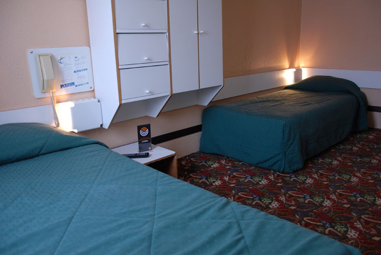 Bedroom 3, Arcades, Hautes-Pyrénées
