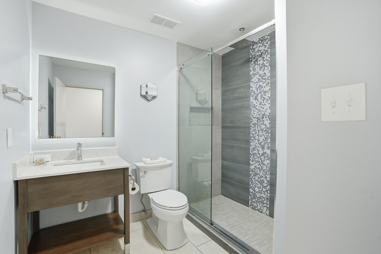 Bathroom 4, Admiral's Inn on Tybee Island, Chatham