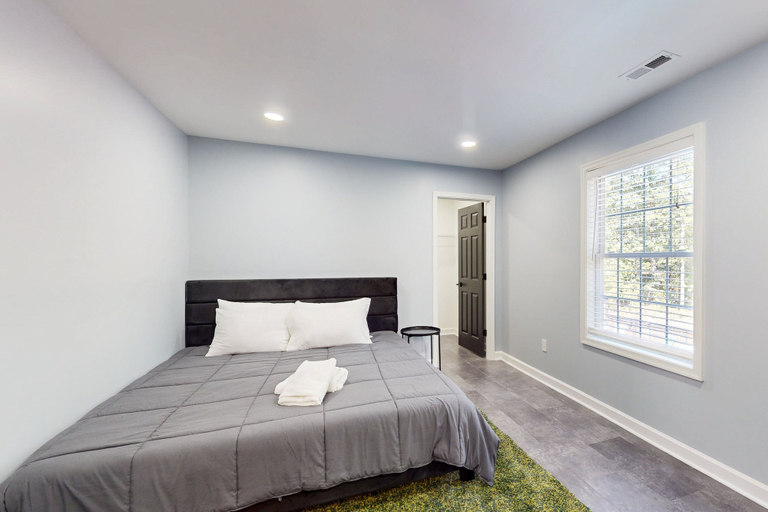 Room 3, Dog-friendly Spacious House W/private Pool, Private Pool Table & Ping Pong Table, Louisa