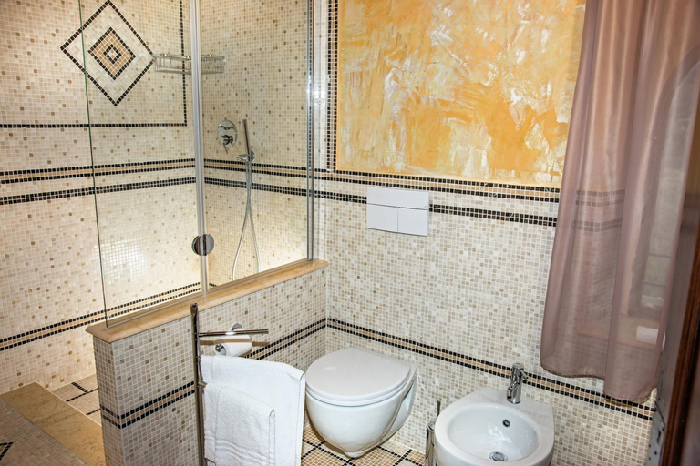 Bathroom 2, Castello Di Mammoli, Lucca