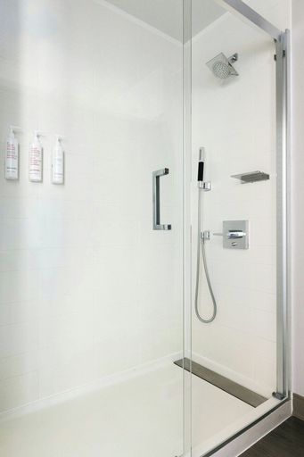 Bathroom 5, Mystic Marriott Hotel and Spa, New London