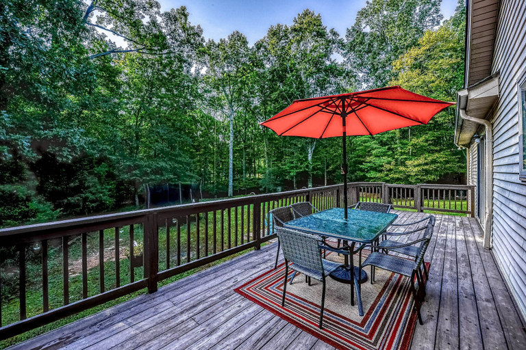 Outdoor dining 4, Dog-friendly Home With Free Wifi, Central AC, Firepit, & Furnished Deck, Louisa