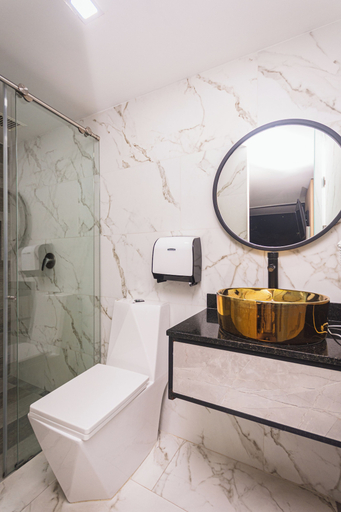 Bathroom 5, Hotel Montana, Bello