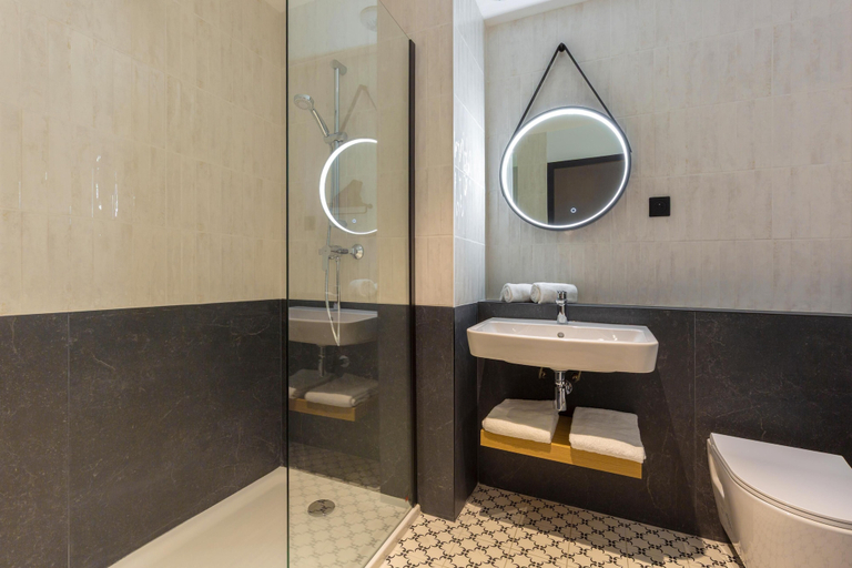 Bathroom 3, Tulip Hotels & Residences - Marseille Aubagne, Bouches-du-Rhône