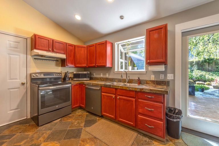 Private kitchen 2, Easy Stay 3 Bedroom Home, Hood River