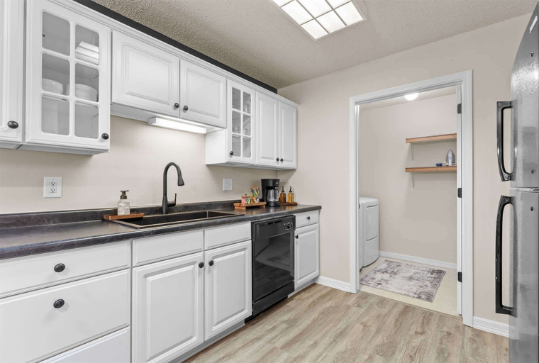 Private kitchen 5, Poolside at The Pointe - 2bdr, Taney