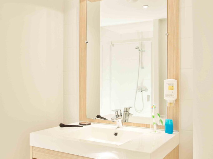 Bathroom 4, Aparthotel Adagio Access Le Havre Les Docks, Seine-Maritime