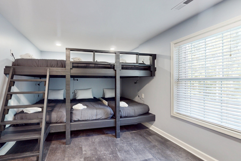 Room 2, Dog-friendly Spacious House W/private Pool, Private Pool Table & Ping Pong Table, Louisa