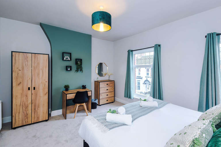 Room 2, Perfect Modern 4 Bed in Crewe Great for Business, Cheshire East