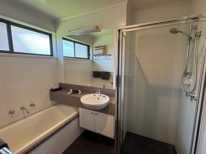 Bathroom 4, Barwon Valley Lodge, South Barwon - Inner