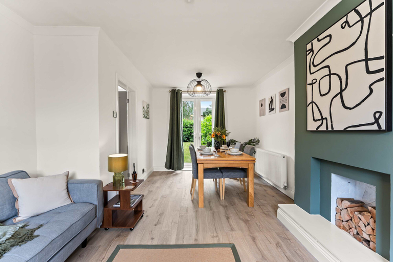 Room 5, Modern Northwich 3 Bed Sleeps 6 With Free Parking, Cheshire West and Chester