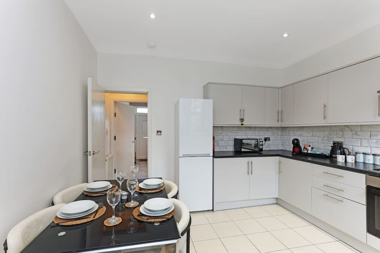 Room 3, Perfect Booking 4 Bed Highfield House with 4 Baths, Sheffield