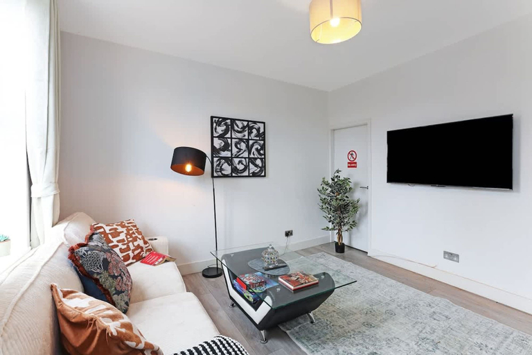 Room 1, Perfect Booking 4 Bed Highfield House with 4 Baths, Sheffield
