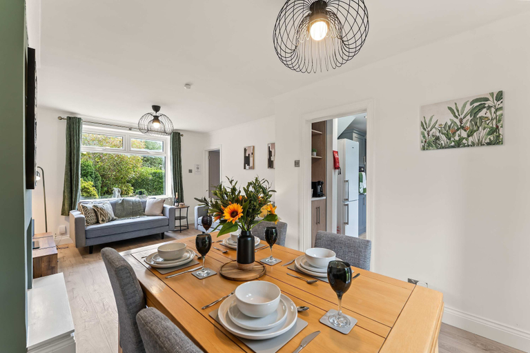 Room 4, Modern Northwich 3 Bed Sleeps 6 With Free Parking, Cheshire West and Chester