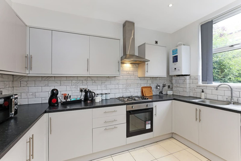 Room 5, Perfect Booking 4 Bed Highfield House with 4 Baths, Sheffield